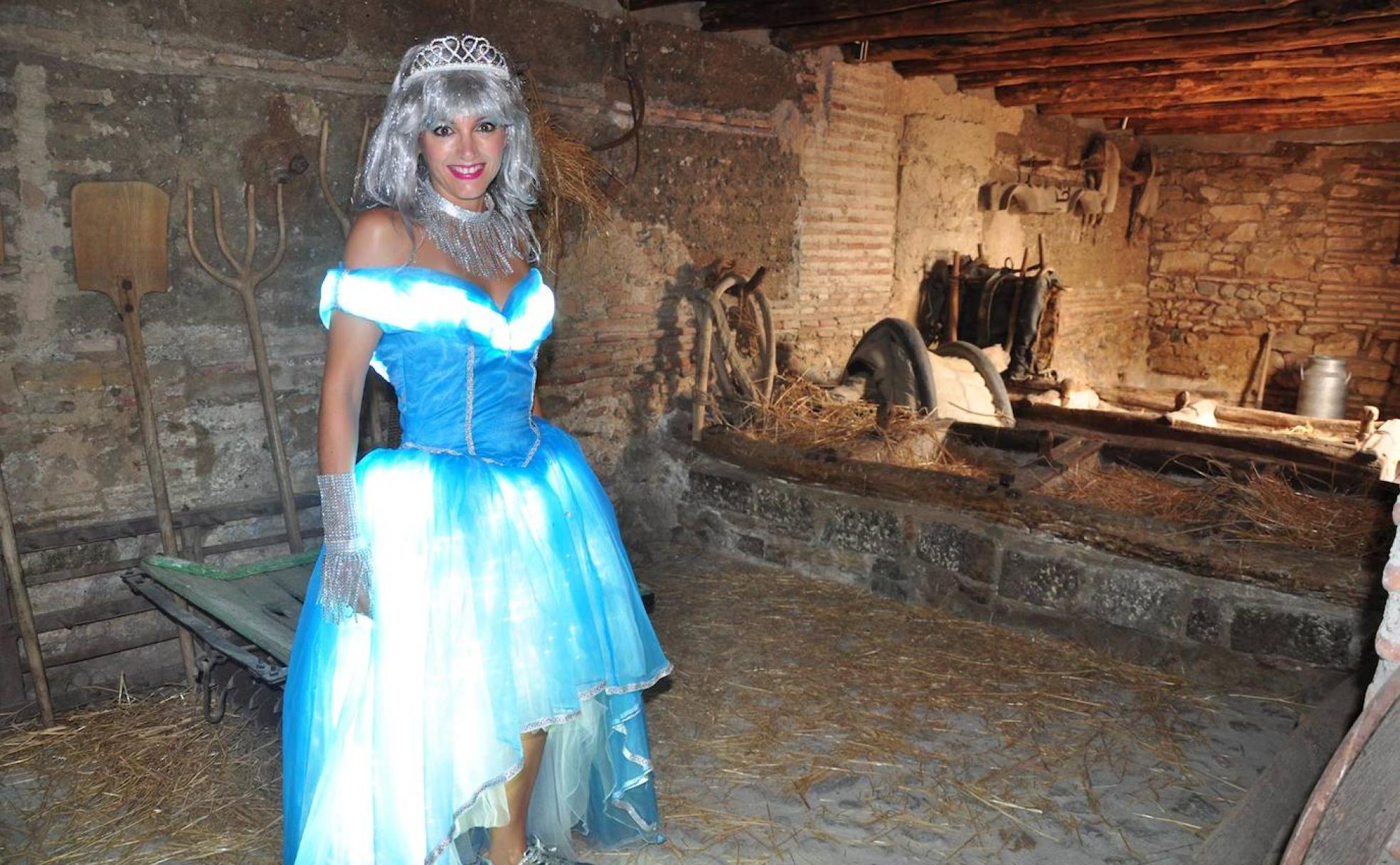 Rosa Bastida luce el traje de la Princesa de la Luz durante el rodaje del videoclip 'Creo en mí'. 