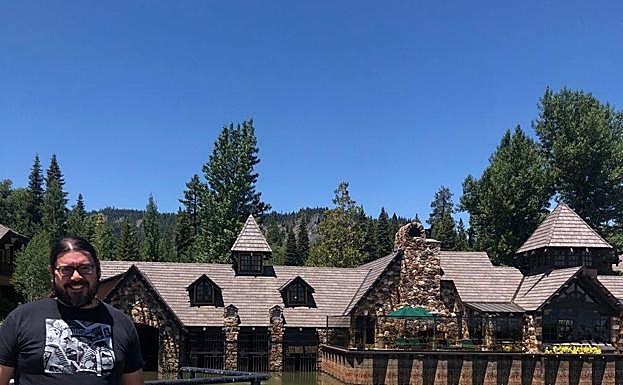 Barbero, junto a la casa en la que se rodaron escenas de 'El Padrino', a orillas del Lago Tahoe