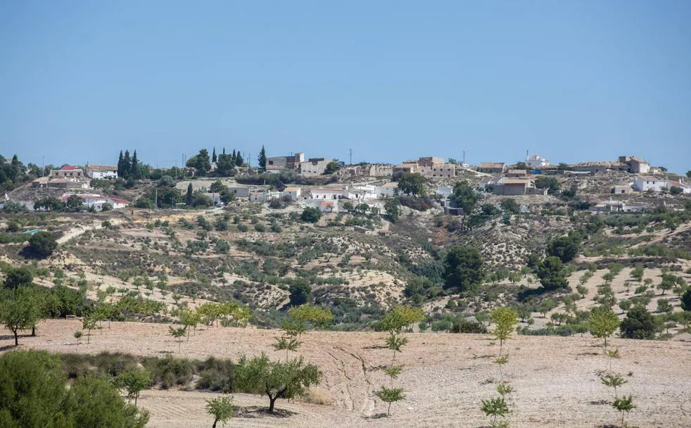 Vista de Carramaiza desde el antiguo carril que unía la localidad con Zújar por lo que ahora es el pantano del Negratín. 