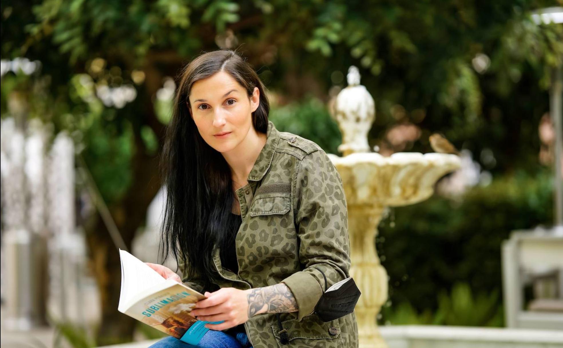 La escritora granadina Clara Peñalver con su último libro, Sublimación. 