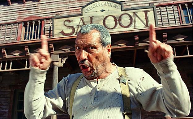 Imagen principal - El actor Sancho Gracia durante el rodaje (1) | El desierto de Tabernas fue el escenario de la película (2) | El director con extras de la película (3). 