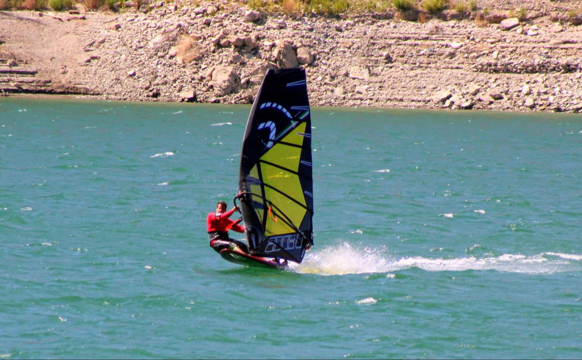 Los deportes acuáticos cada vez son más comunes en los pantanos andaluces.