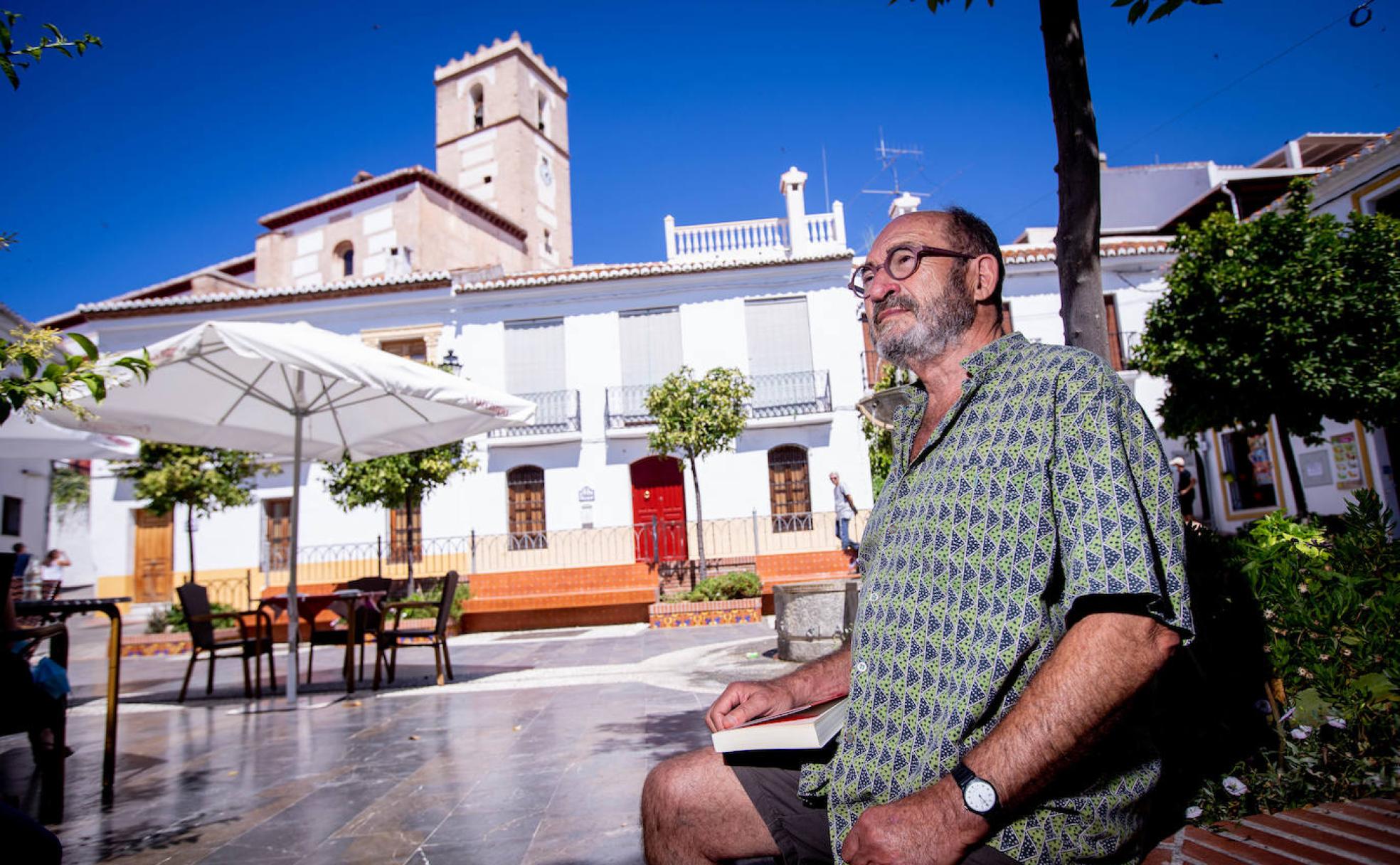 Tranquilidad. Juan Madrid posa para IDEAL en la plaza del viejo Ayuntamiento de Salobreña.
