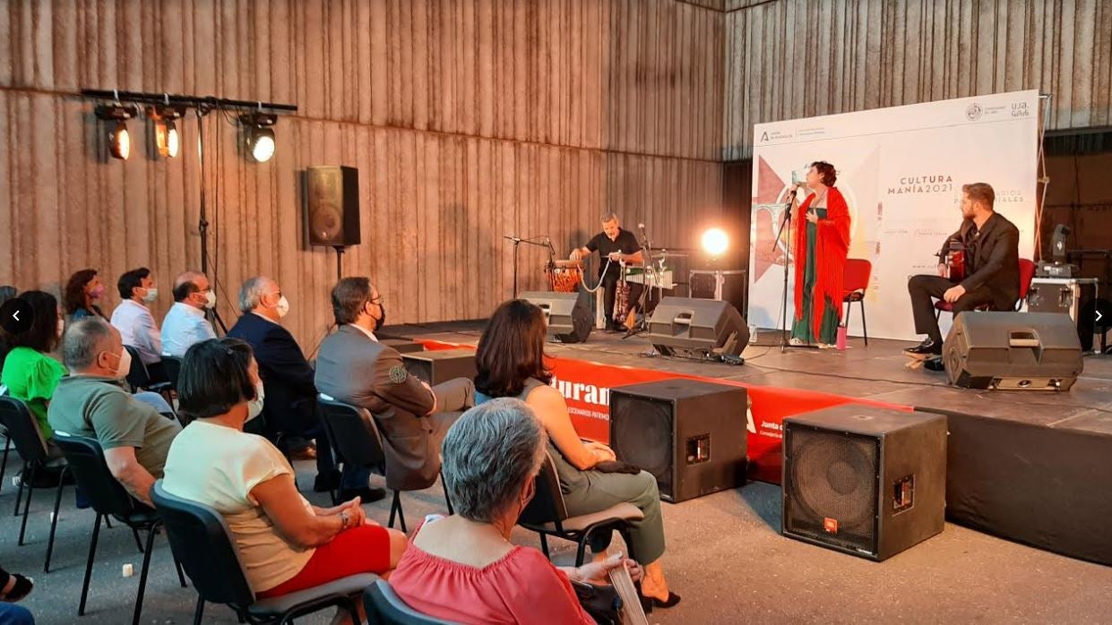 Actuación de la cantante Vicky Romero, con Juan Moreno y Jorge Cano. 