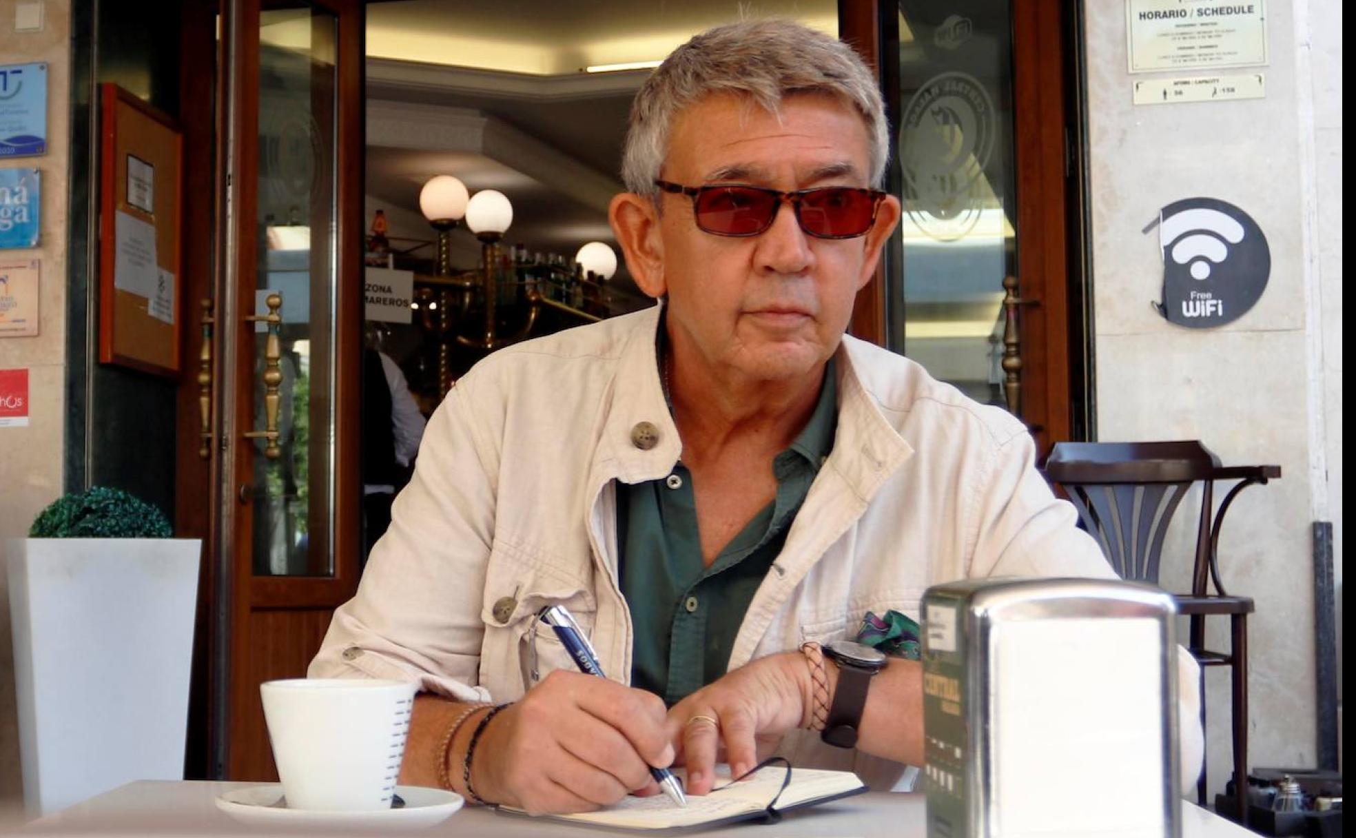 El periodista granadino Guillermo Busutil trabaja en una cafetería de Málaga, donde reside