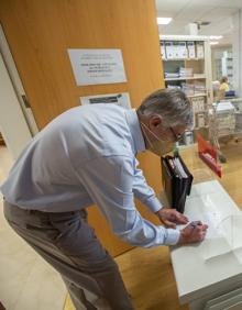 Imagen secundaria 2 - Las mamparas en las salas de vista, la distancia aconsejada y las restricciones de acceso a las oficinas judiciales son medidas que no han decaído tras hacerlo el estado de alarma. 
