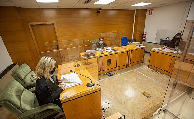 Imagen principal - Las mamparas en las salas de vista, la distancia aconsejada y las restricciones de acceso a las oficinas judiciales son medidas que no han decaído tras hacerlo el estado de alarma. 