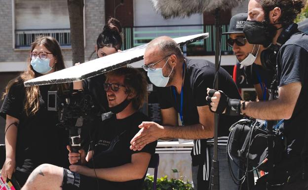 Pastor da instrucciones a Juanmi Cristóbal, director de fotografía, en una escena rodada en exteriores. 