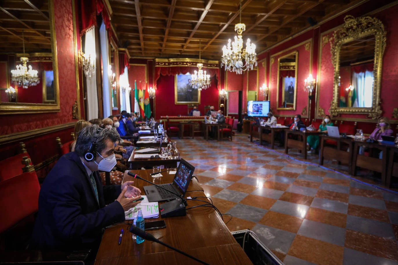 Luis Salvador se ha visto obligado a suspender la sesión tras la marcha de PSOE, PP, Vox y los no adscritos