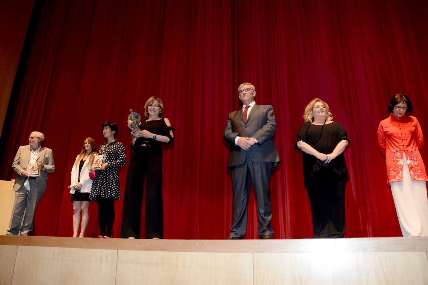 Imagen principal - Tres momentos de la entrega del Premio Pedro Antonio de Alarcón a Almudena Ariza.