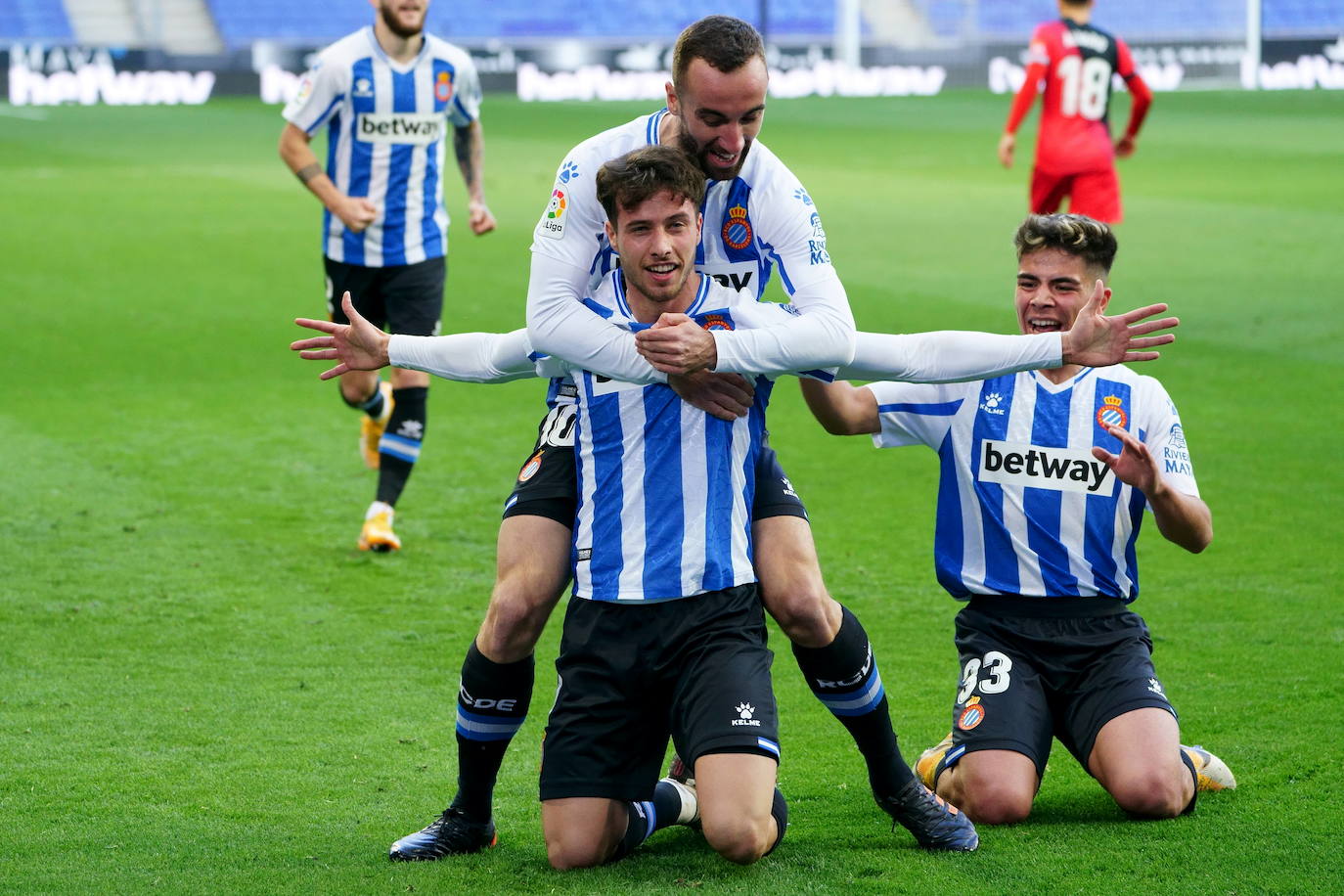 Imagen principal - Arriba, el Espanyol es el que tiene los canteranos con mayor valor de mercado. Abajo a la izquierda, el Sporting, que con doce es el que más jugadores tiene de la cantera. Abajo a la derecha, Las Palmas, cuyos canteranos han jugado más partidos. 