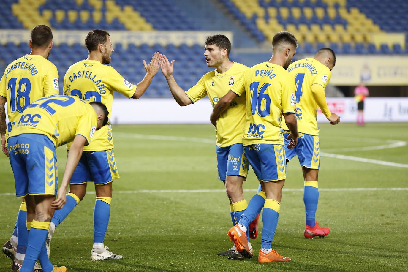 Imagen secundaria 2 - Arriba, el Espanyol es el que tiene los canteranos con mayor valor de mercado. Abajo a la izquierda, el Sporting, que con doce es el que más jugadores tiene de la cantera. Abajo a la derecha, Las Palmas, cuyos canteranos han jugado más partidos. 