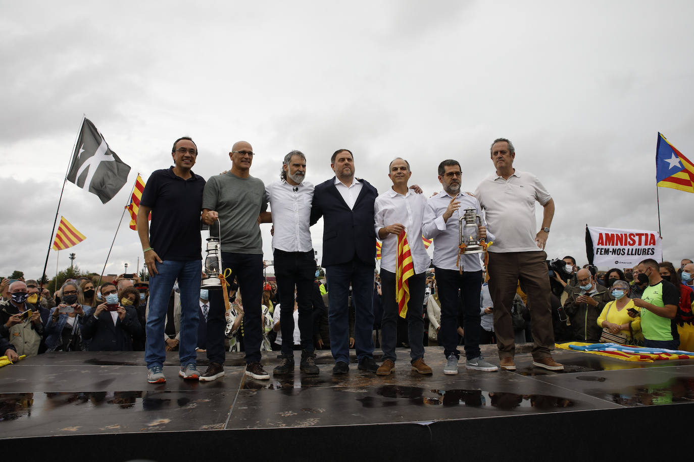 Los dirigentes independentistas excarcelados este miércoles a la salida de la prisión Llenoders. 