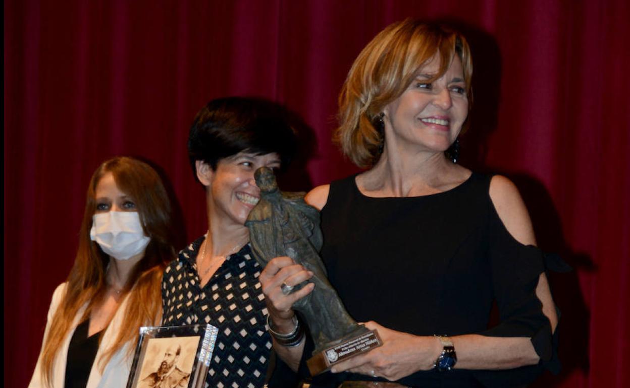 La periodista Almudena Ariza, con su premio Pedro Antonio de Alarcón.