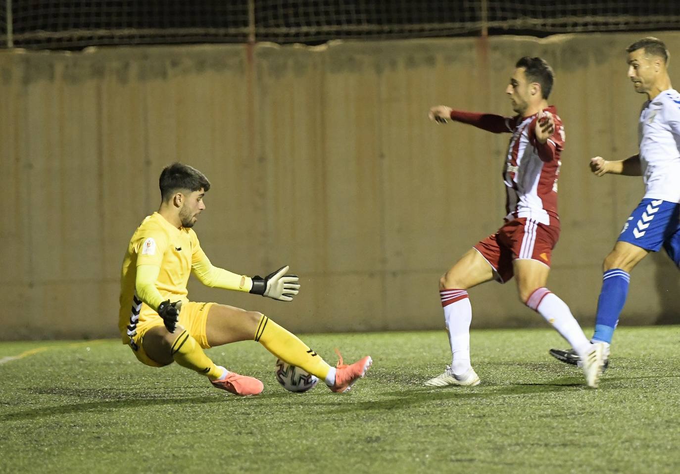 Álvaro Robles ataja el disparo de Aguza en el partido de Copa que ganó el Tamaraceite a la UDA. 