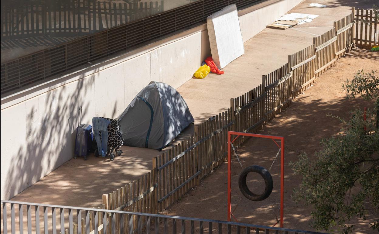 Enseres junto a la entrada al párking subterráneo, en la tarde del pasado martes.