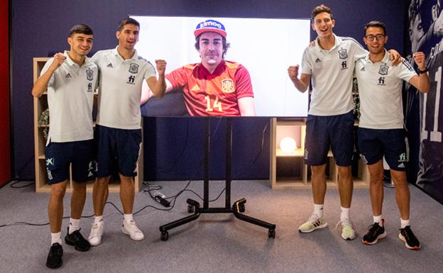 Pau Torres, Gerard Moreno, Pedri y Eric García, con fernando Alonso. 