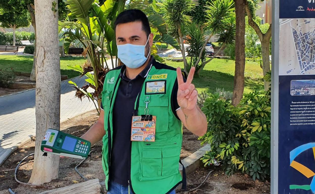 Vendedor de ONCE de Viator que entregó el cupón premiado con el Sueldazo. 