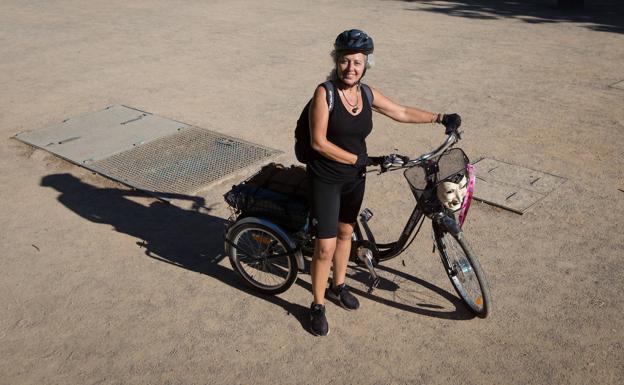 La bicicleta va perfectamente equipada para las largas distancias. 