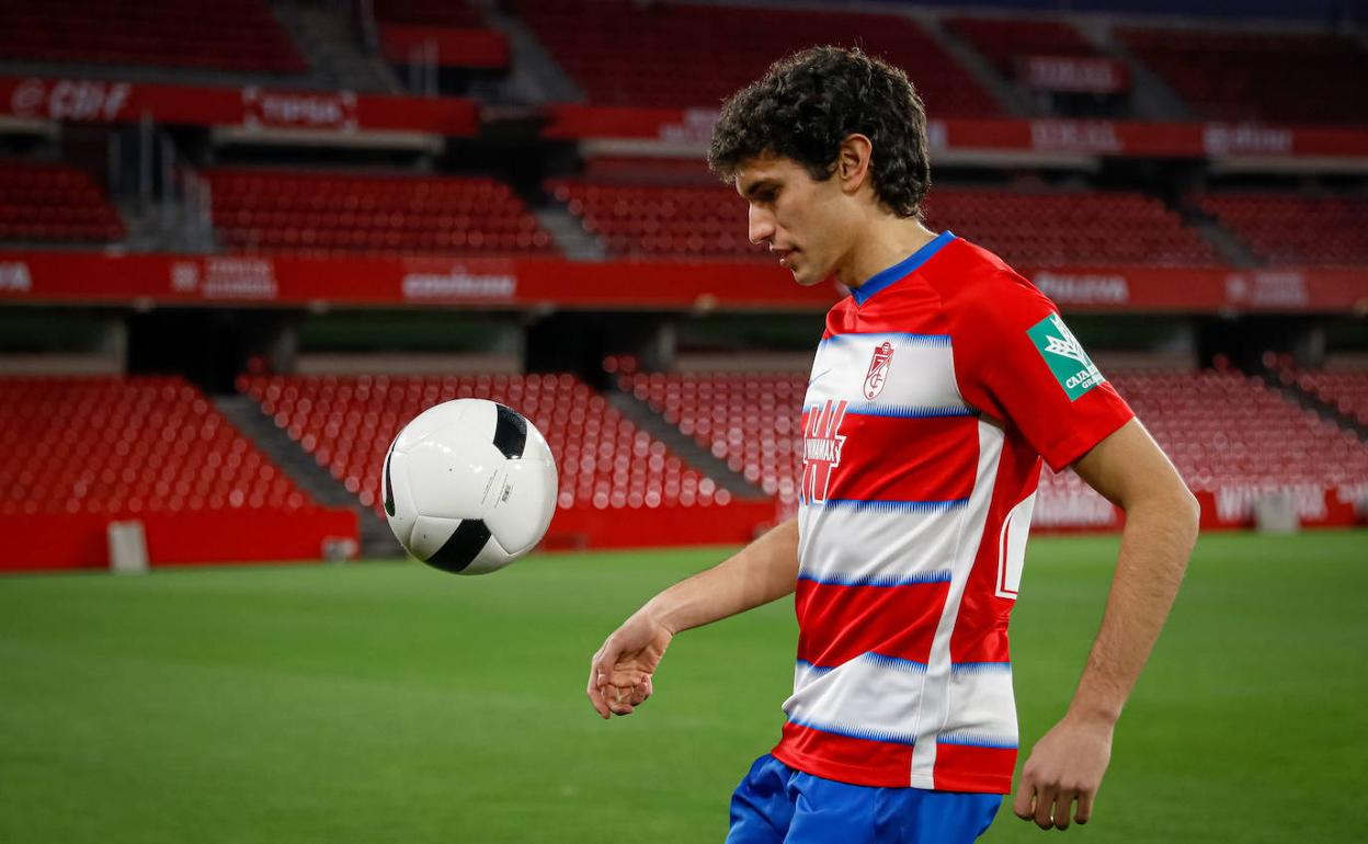 Jesús Vallejo da unos toques al balón, en día que fue presentado como rojiblanco. 