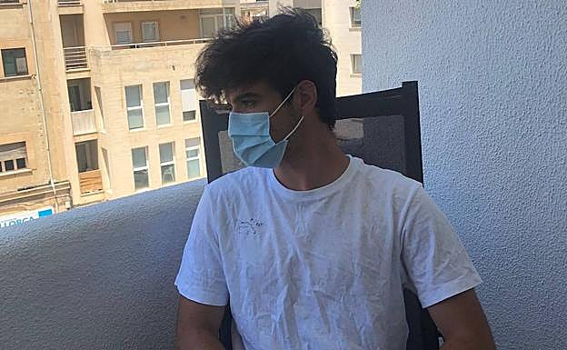 El granadino Diego López en su el balcón de su habitación, en el hotel covid Palma Bellver. 