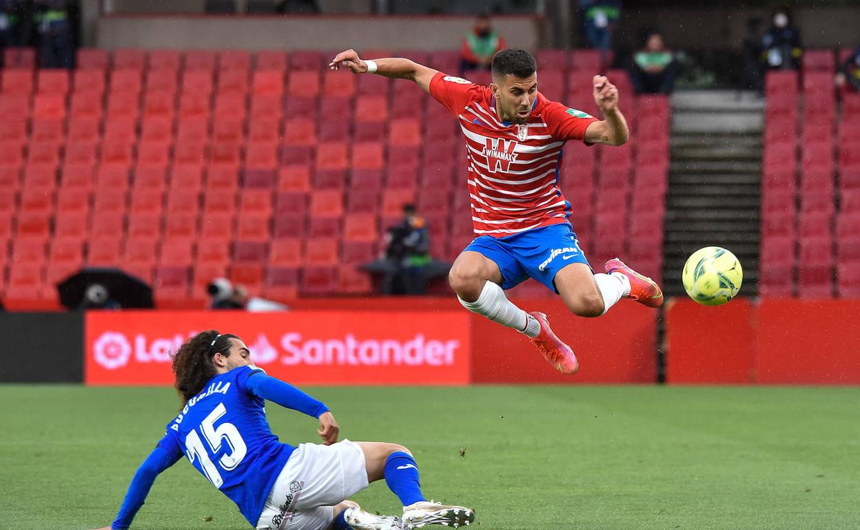 Fedei Vico salta ante la entrada de Cucurella. 