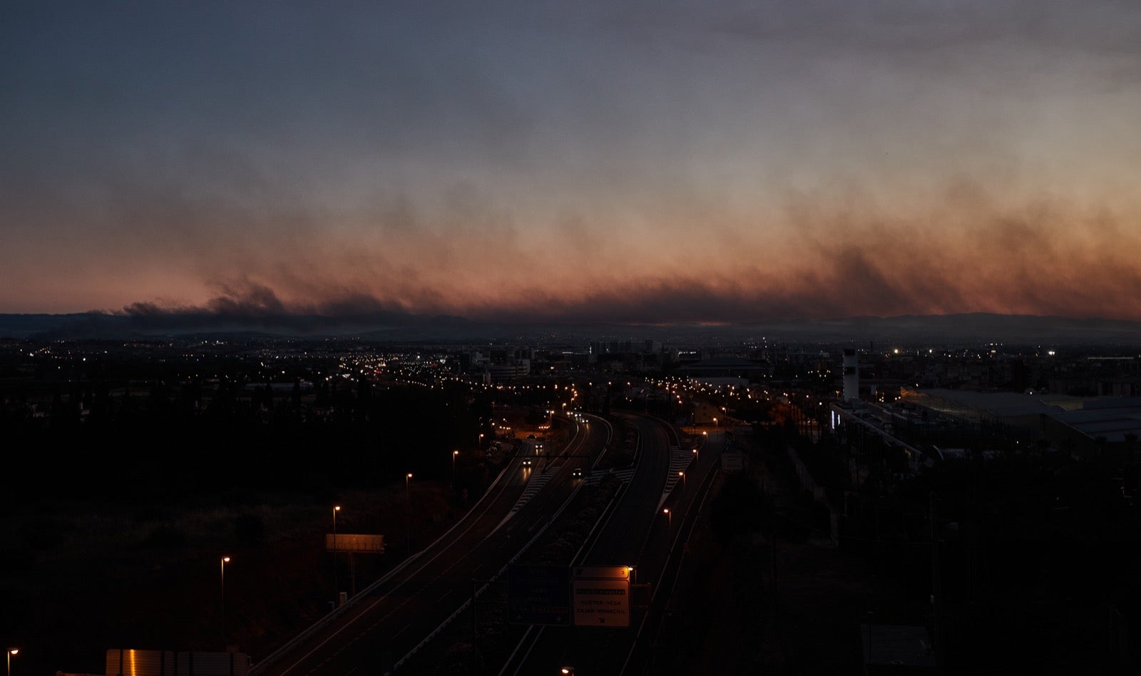 Las llamas han afectado a cuatro naves industriales
