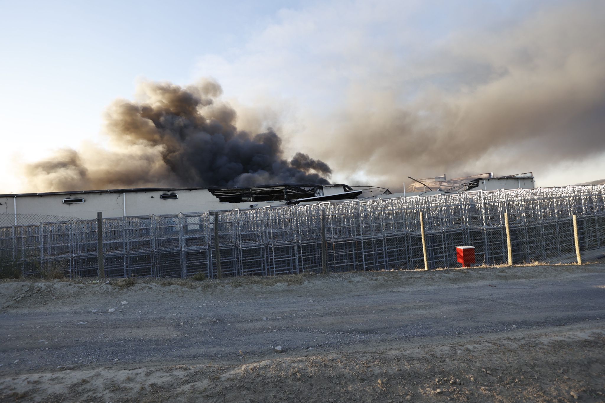 Las llamas han afectado a cuatro naves industriales