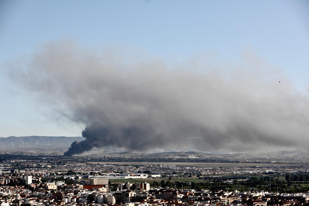 Las llamas han afectado a cuatro naves industriales