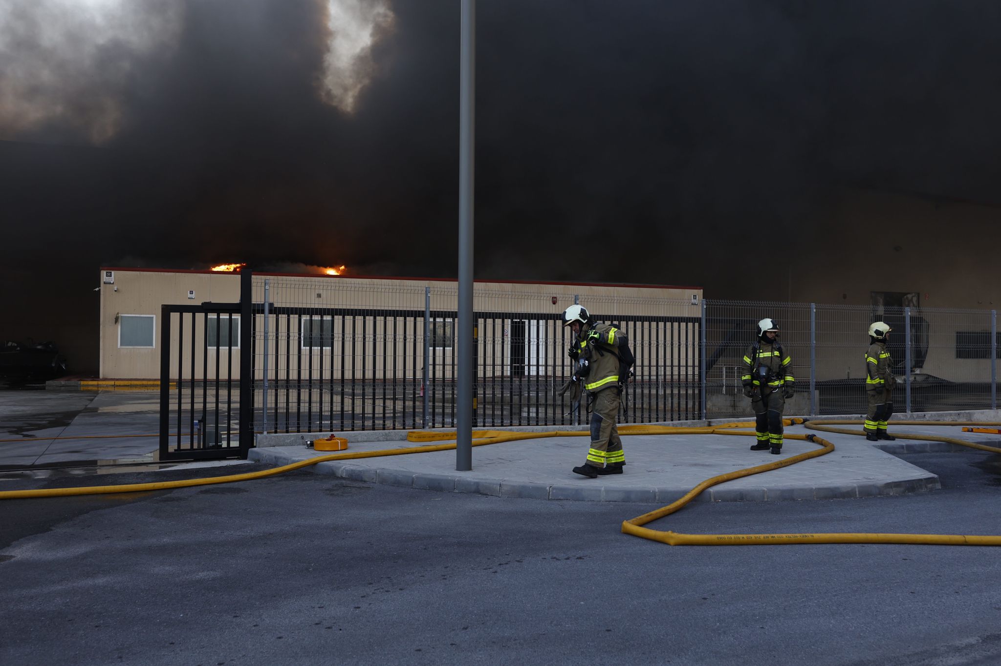 Las llamas han afectado a cuatro naves industriales