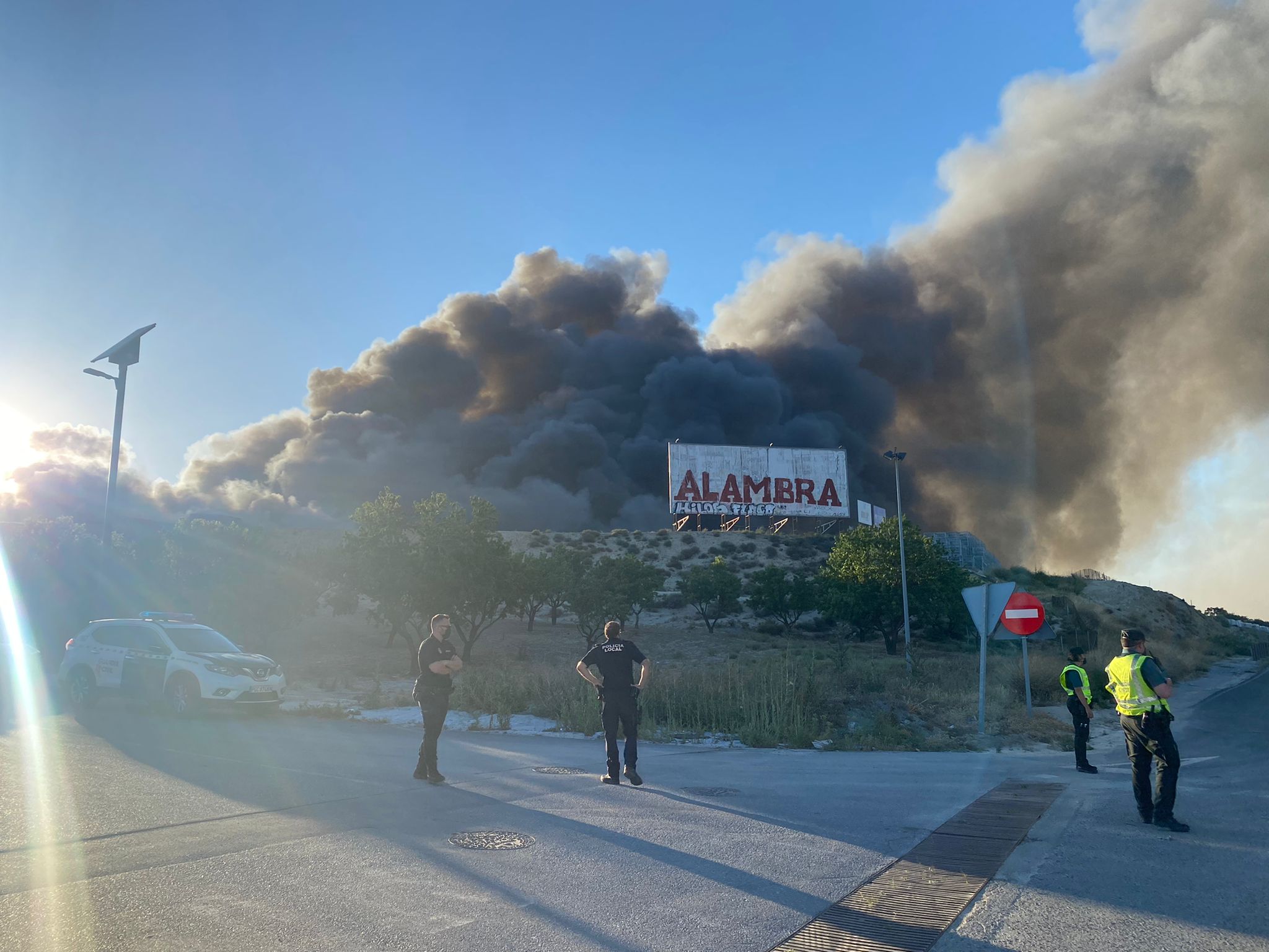 Las llamas han afectado a cuatro naves industriales