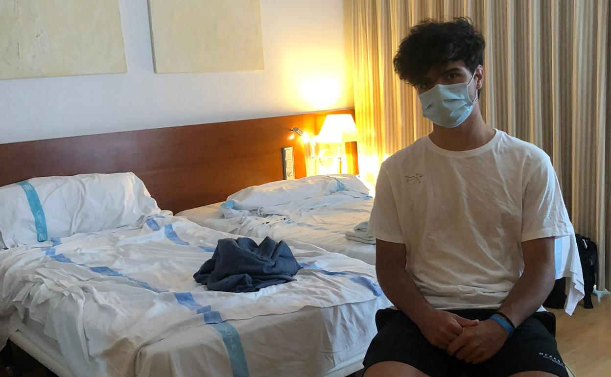 Diego López, estudiante de La Zubia, en la habitación de hotel de Mallorca donde está confinado.