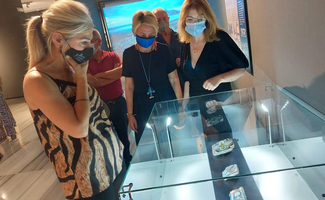 La consejera de Cultura, Patricia del Pozo, recorrió la muestra tras la inauguración.