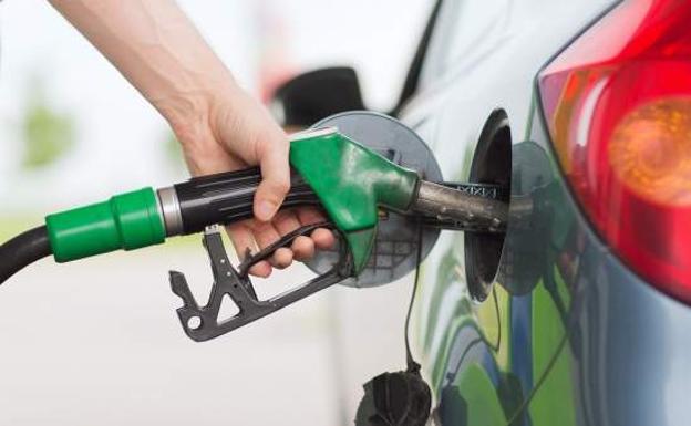 La OCU desvela cómo ahorrar 250 euros al echar gasolina o diésel y las ciudades más baratas para repostar