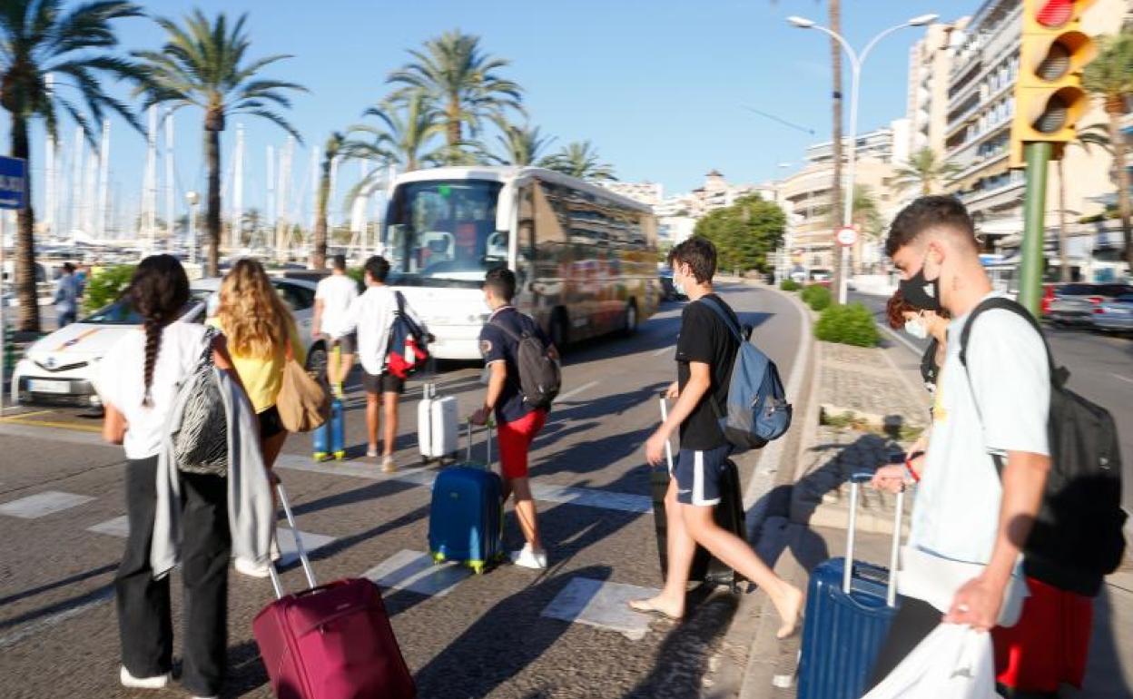 Los estudiantes salen del hotel de Mallorca para regresar a casa