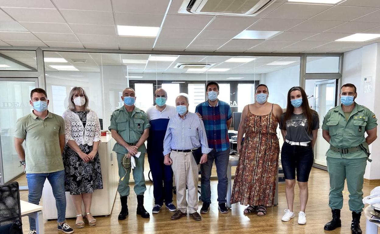 El general Marín Elvira, junto al delegado de IDEAL, redactores y el colaborador Joaquín Tapia.