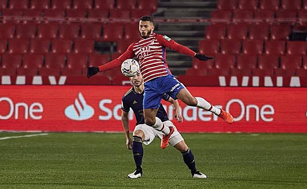 Luis Suárez salta para controlar el balón ante Osasuna. 