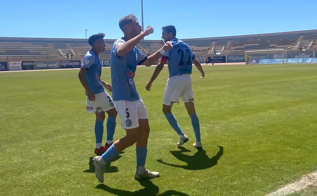 Checa, en la imagen mirando a las gradas y festejando un gol, seguirá siendo jugador celeste.