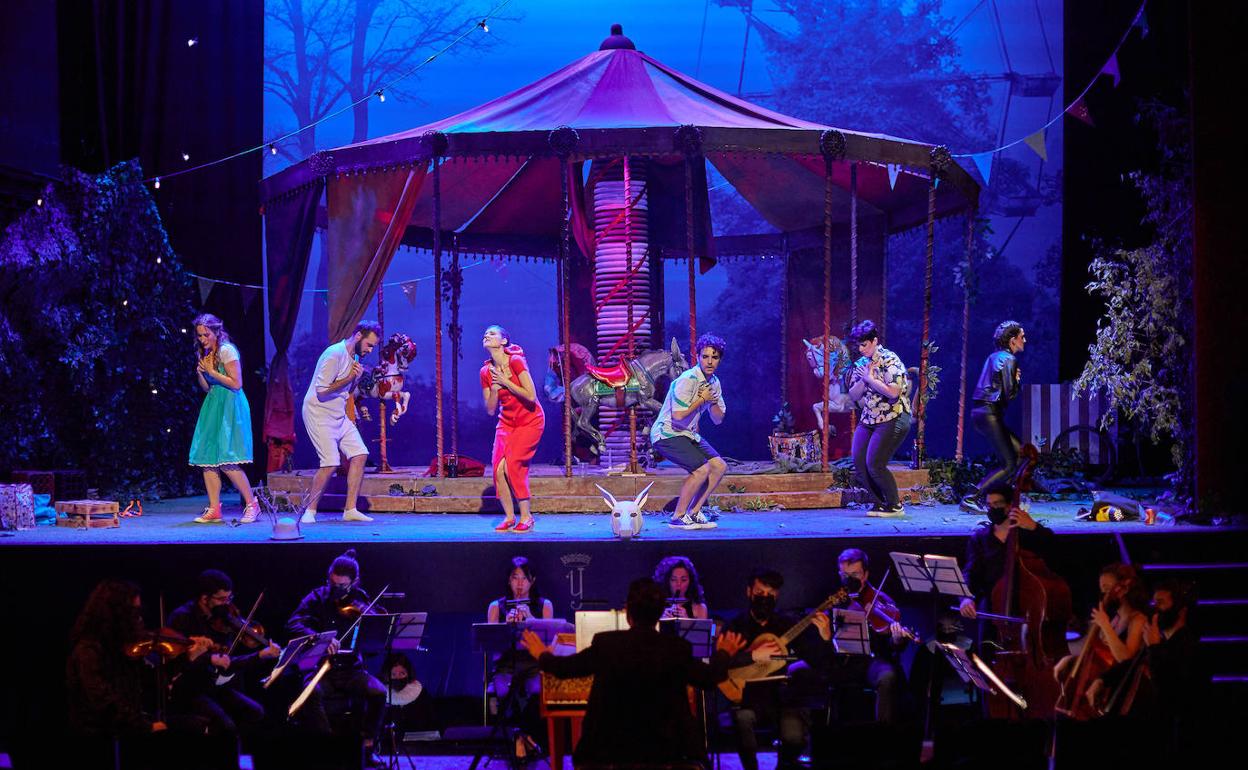 Momento de la representación en el Isabel la Católica.