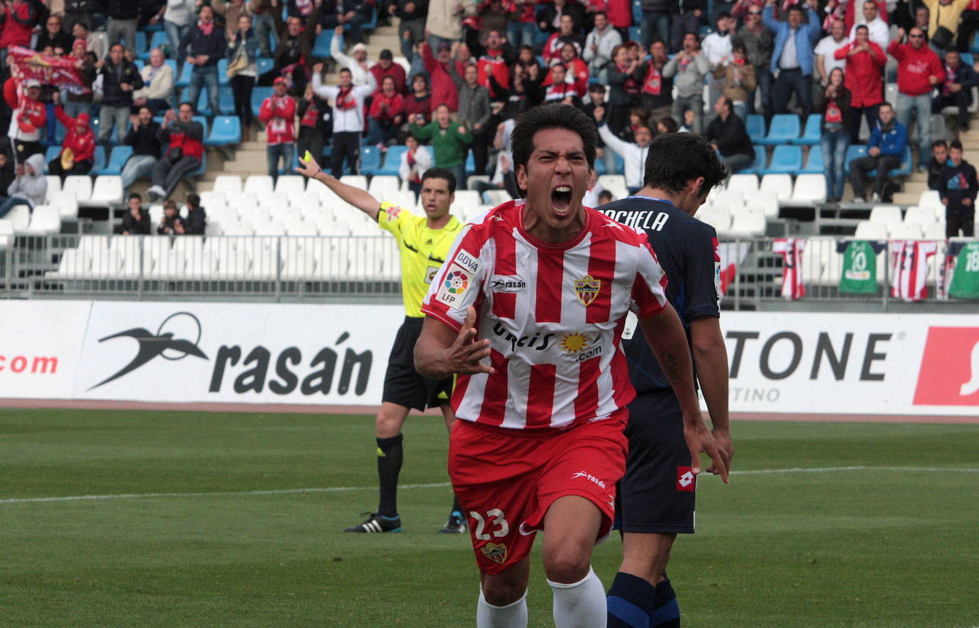Imagen principal - Arriba, Leo Ulloa celebra un gol frente al Dépor, en la 2011/12; abajo a la izquierda, Álvaro Giménez celebra un gol frente al Sporting, en la 2018/19; abajo a la derecha, Sadiq firmó este año una veintena de goles. 