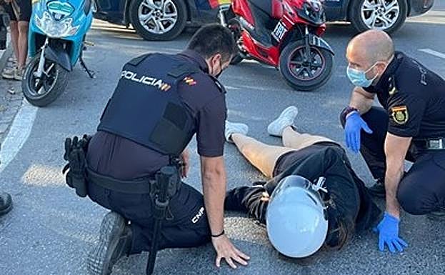 Auxilian a una menor tras perder el control de su moto y caer en una rotonda en Motril