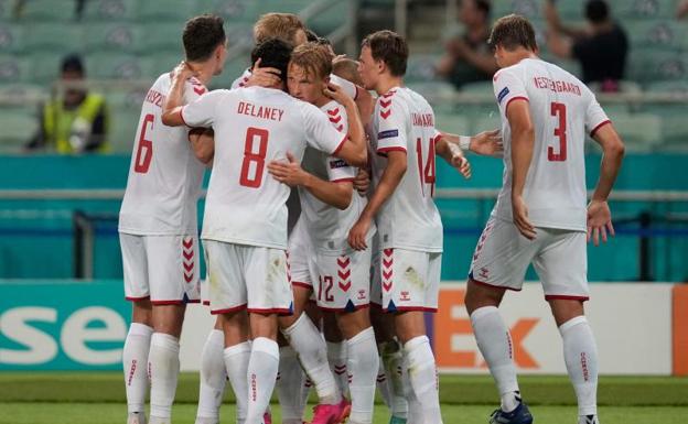 El jugador danés Kasper Dolberg lo celebra tras marcar el segundo gol ante Gales.