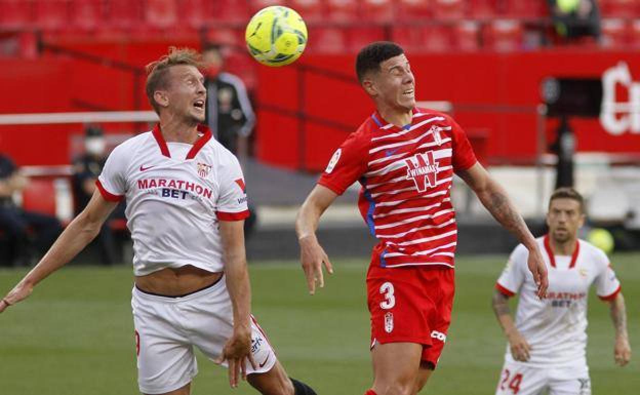 Nehuén (en el centro con el número 3) pugna por un balón aéreo con el sevillista De Jong. 