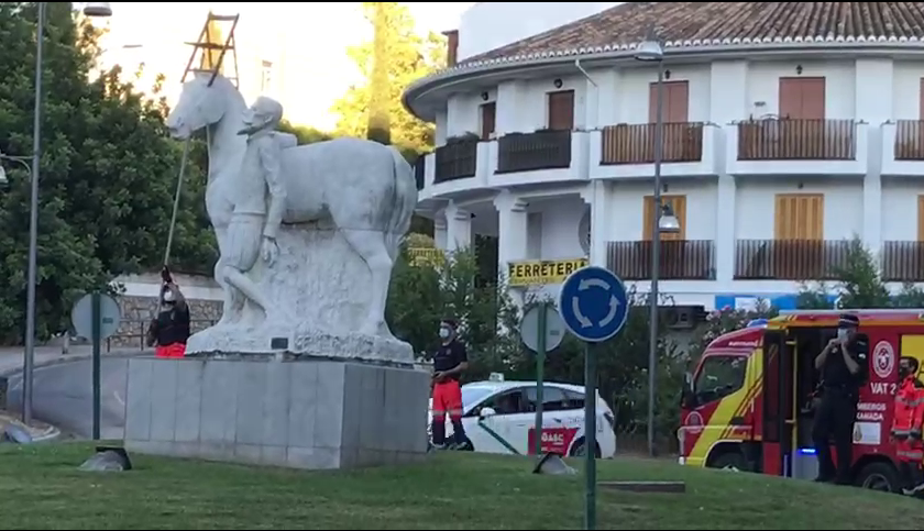 Colocan una silla sobre la estatua de Cervantes y tienen que acudir los Bomberos a retirarla