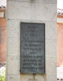 Imagen secundaria 2 - El monolito, con la placa conmemorativa. El ingeniero Prieto Moreno y el ministro de Obras Públicas exponen al general Francisco Franco Bahamontes las obras realizadas en el Pantano de Cubillas.. La placa, cuyo texto dice: «Franco, Caudillo de España. Bajo cuyo mandato se construyó este embalse, inició personalmente su puesta en servicio el día 2 de mayo de 1956»