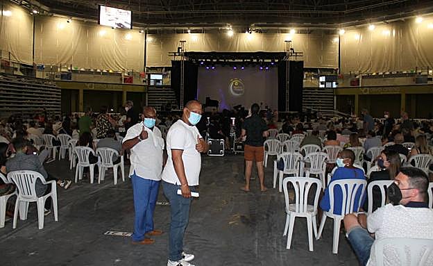 Medardo y Emilio en el interior del pabellón. 