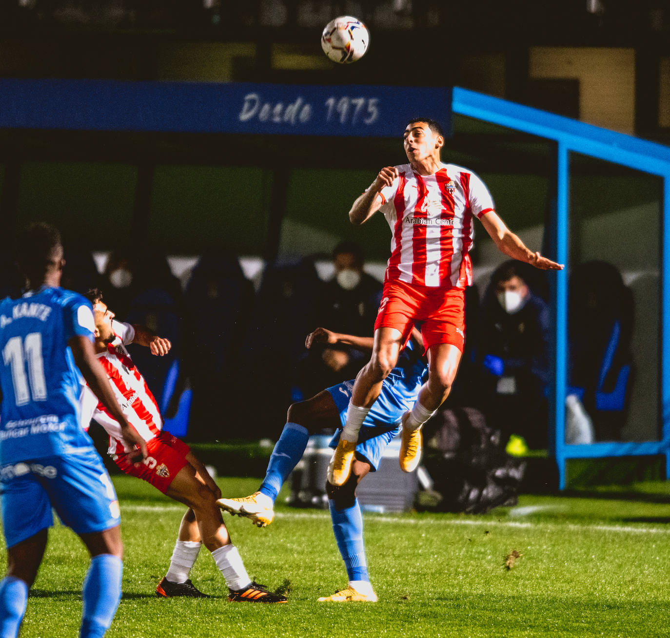 Imagen secundaria 2 - Arriba, Sergio Akieme, puede que el mejor lateral zurdo de Segunda; abajo a la izquierda, Curro, con la Ponferradina, y a la derecha Samú Costa, otro atractivo activo de la UD Almería. 