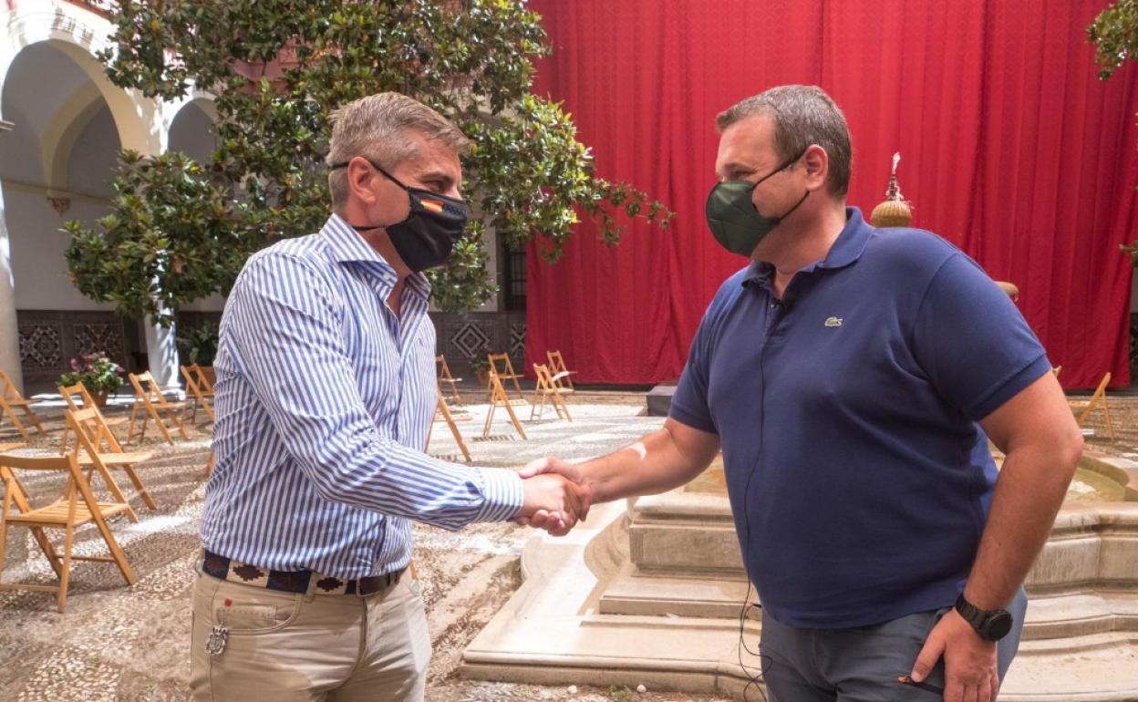 Francisco Fuentes y Onofre Miralles, este lunes en el Ayuntamiento. 