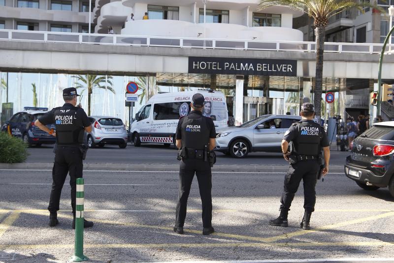 Tres policías locales hacen guardia frente al hotel Palma Bellver, donde estaban confinados 249 jóvenes . 