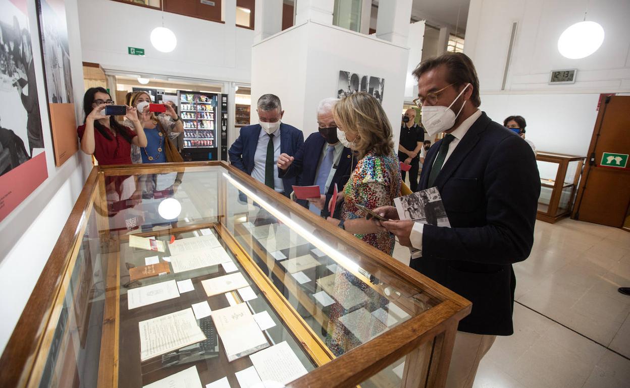 Javier Álvarez, Luis Ruiz, Macarena 0'Neill y Antonio Granados, ante una de las vitrinas.